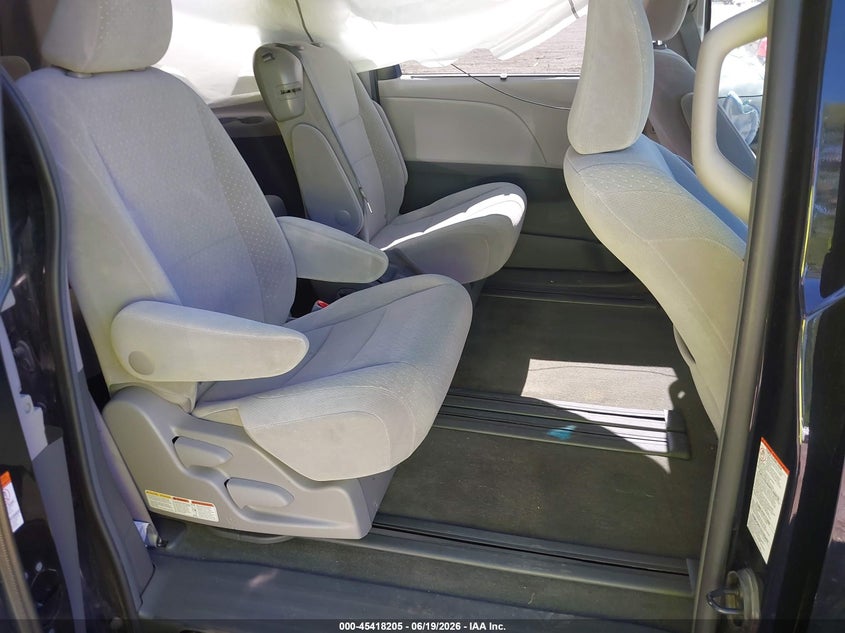 TOYOTA SIENNA - zdjęcie 8