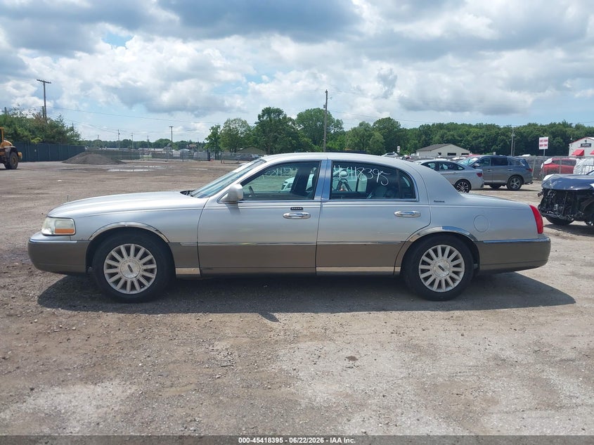 2003 Lincoln Town Car Signature VIN: 1LNHM82W23Y642745 Lot: 45418395