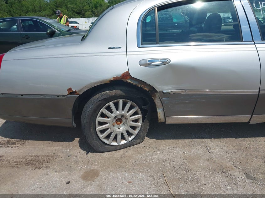 2003 Lincoln Town Car Signature VIN: 1LNHM82W23Y642745 Lot: 45418395