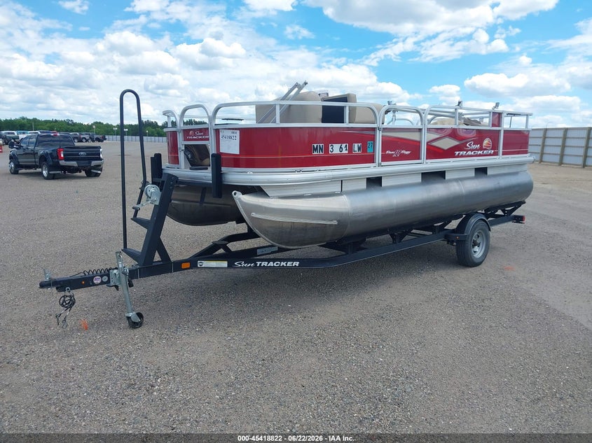 2019 SUNTRACKER PONTOON auction photo 2