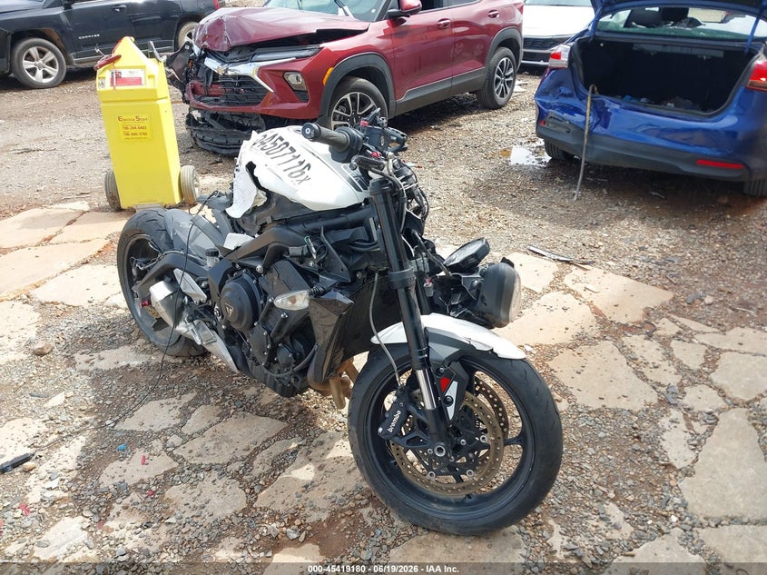 2024 TRIUMPH MOTORCYCLE STREET TRIPLE auction photo 2