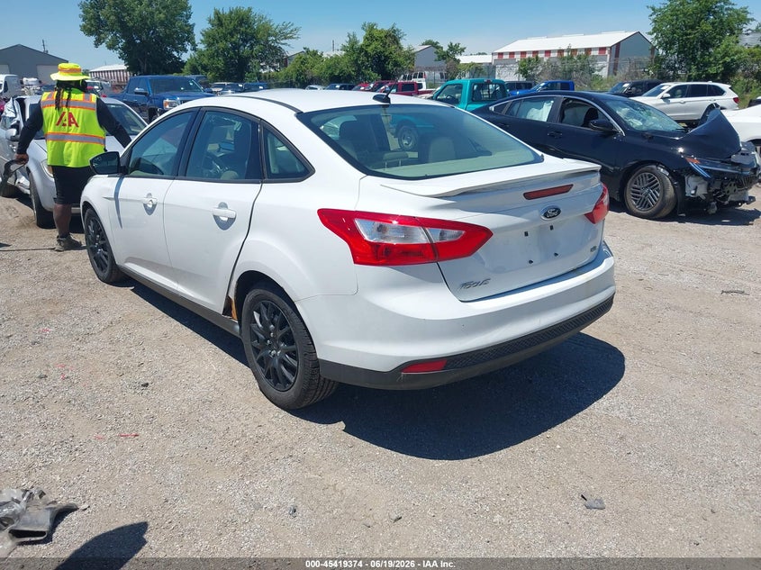 Vin: 1fahp3f2xcl174627, lot: 45917425, ford focus se 20123