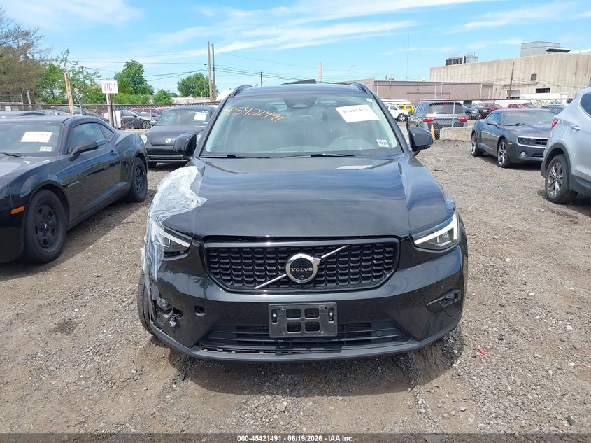 2025 Volvo Xc40 B5 Plus Dark Theme VIN: YV4L12UC7S2477426 Lot: 45421491