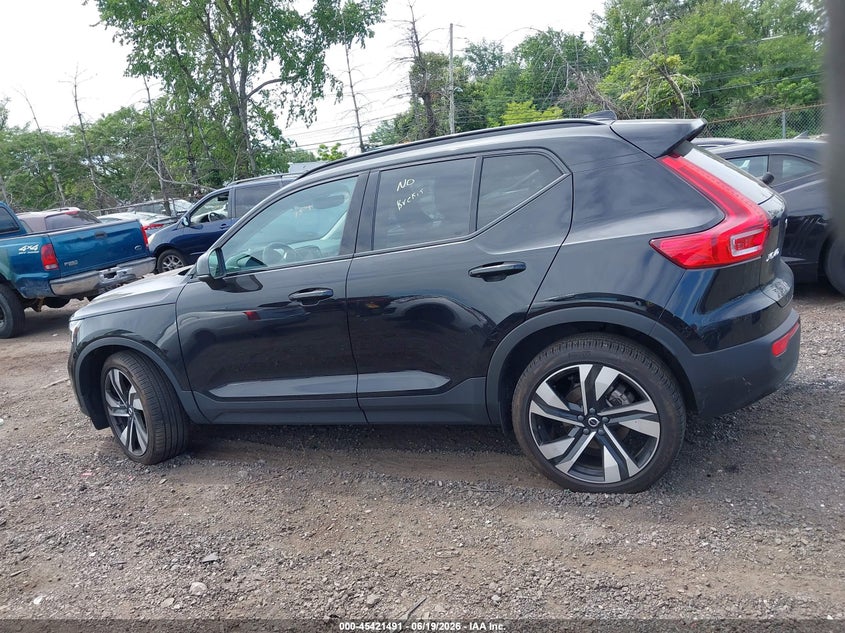 2025 Volvo Xc40 B5 Plus Dark Theme VIN: YV4L12UC7S2477426 Lot: 45421491