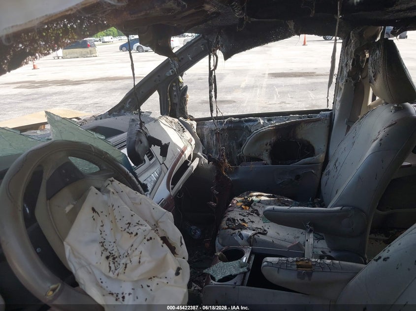 2014 TOYOTA SIENNA auction photo 5