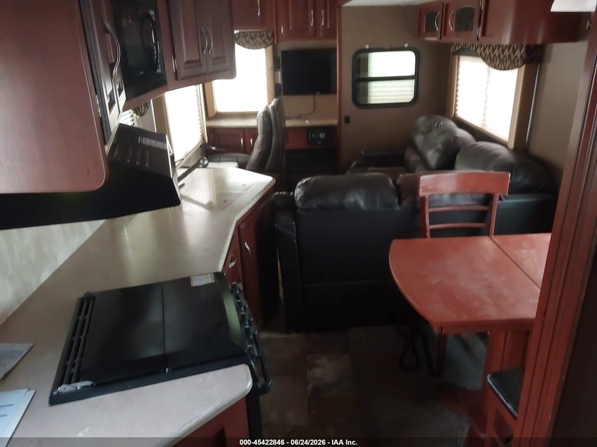 2015 WINNEBAGO VOYAGE auction photo 5