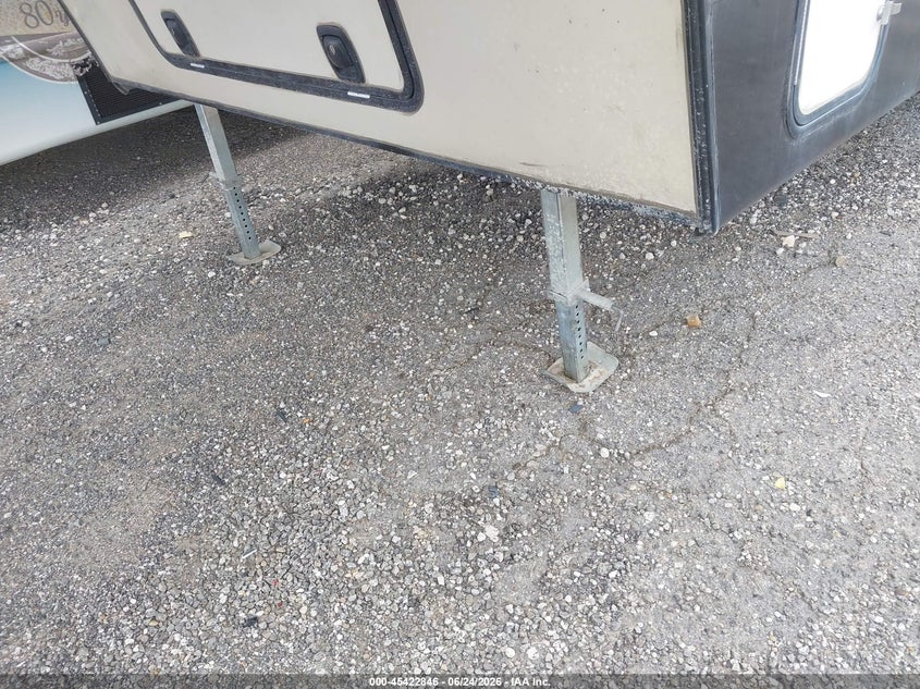 2015 WINNEBAGO VOYAGE auction photo 6