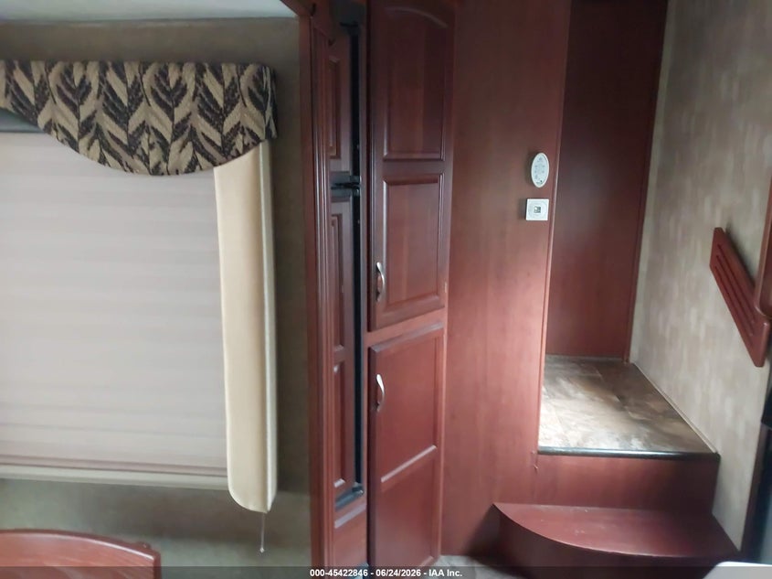 2015 WINNEBAGO VOYAGE auction photo 8