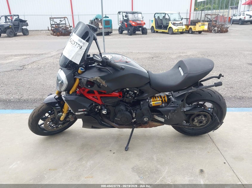 2021 DUCATI DIAVEL MOTO 2