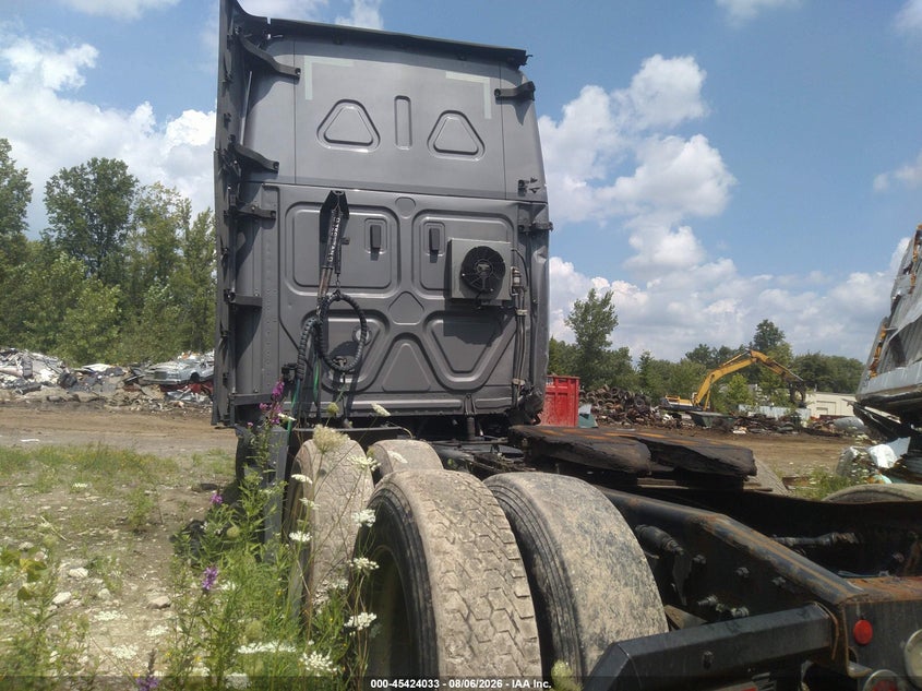 2021 FREIGHTLINER NEW CASCADIA 126 auction photo 4