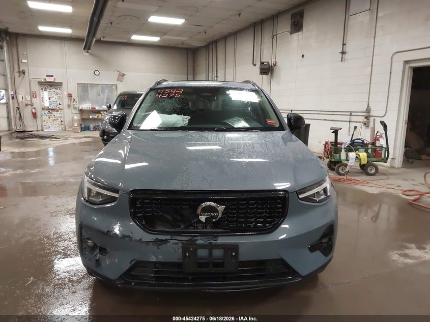 2023 VOLVO XC40 B5 PLUS DARK THEME · Фото 12