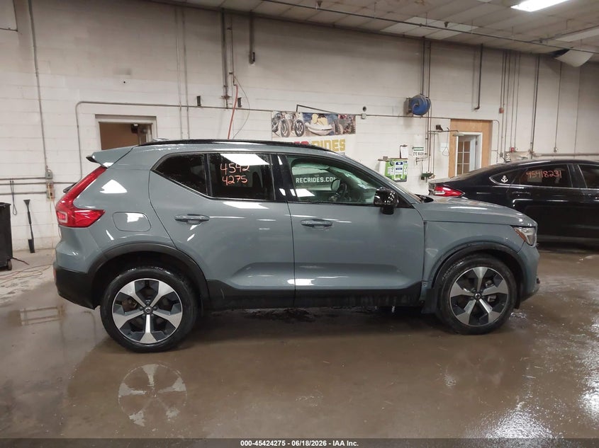 2023 VOLVO XC40 B5 PLUS DARK THEME · Фото 13