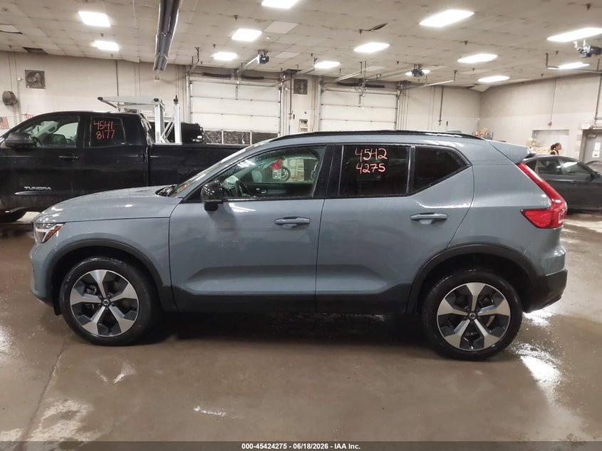 2023 VOLVO XC40 B5 PLUS DARK THEME · Фото 14