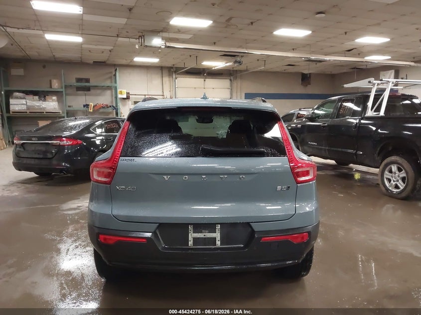 2023 VOLVO XC40 B5 PLUS DARK THEME · Фото 16
