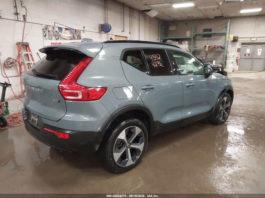 2023 VOLVO XC40 B5 PLUS DARK THEME · Фото 4