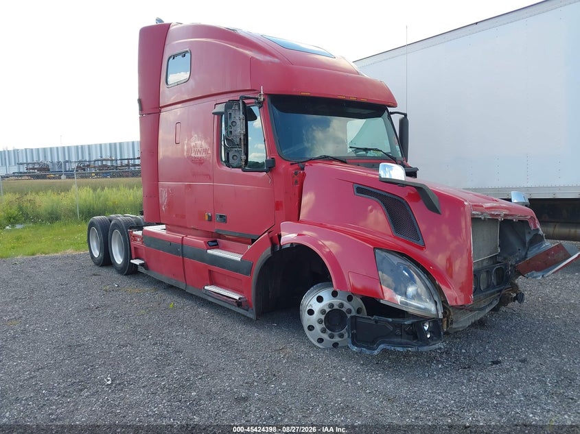 2004 VOLVO VN auction photo 1