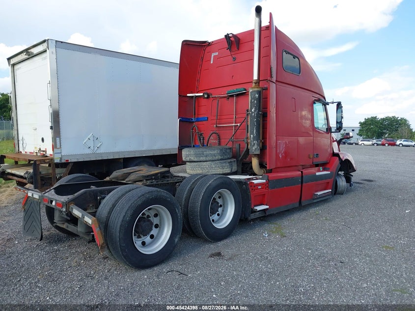 2004 VOLVO VN auction photo 4