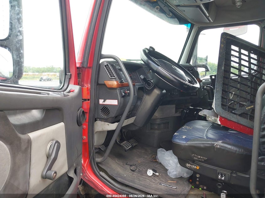 2004 VOLVO VN auction photo 7