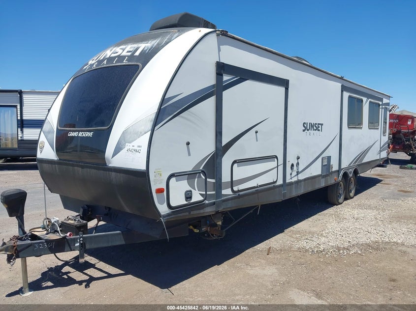 2018 SUNSET CROSSROADS RV SUNSET TRAILS 33SI auction photo 2