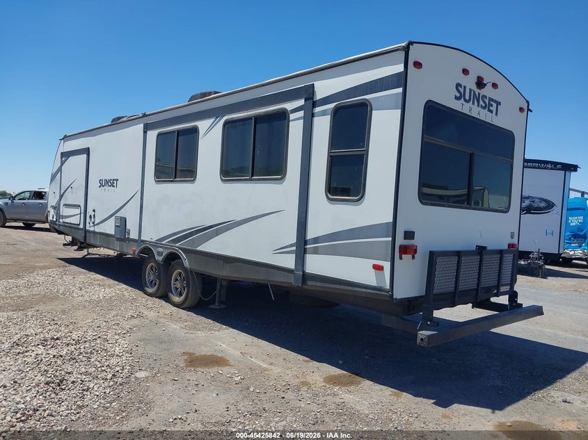 2018 SUNSET CROSSROADS RV SUNSET TRAILS 33SI auction photo 3