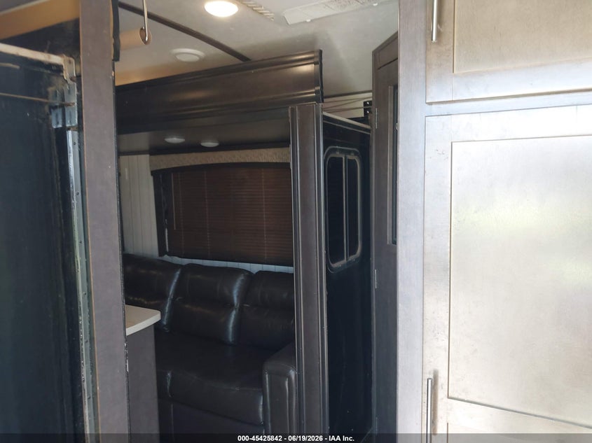 2018 SUNSET CROSSROADS RV SUNSET TRAILS 33SI auction photo 5