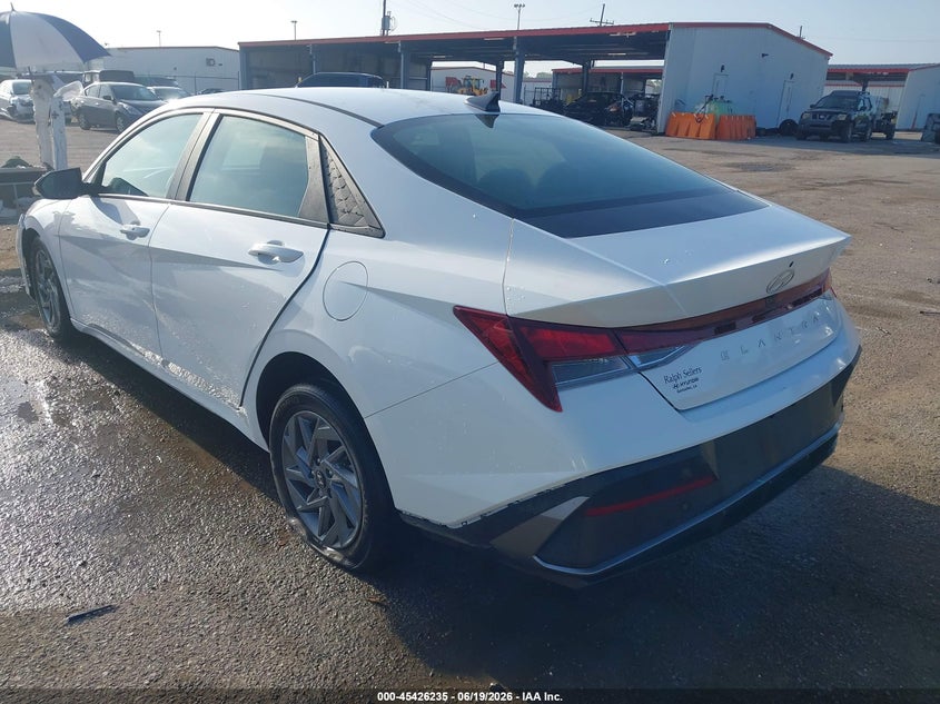 2024 HYUNDAI ELANTRA auction photo 3