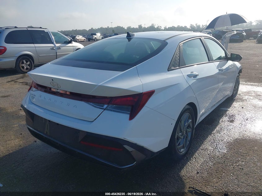 2024 HYUNDAI ELANTRA auction photo 4