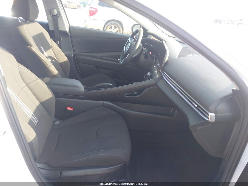 2024 HYUNDAI ELANTRA auction photo 5