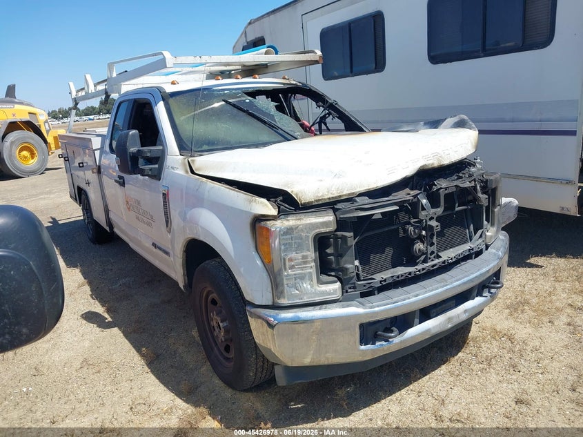 2017 FORD F-350 CHASSIS LARIAT/XL/XLT