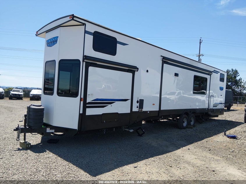 2024 WILDWOOD BY FORE GRAND LODGE SERIES M auction photo 2