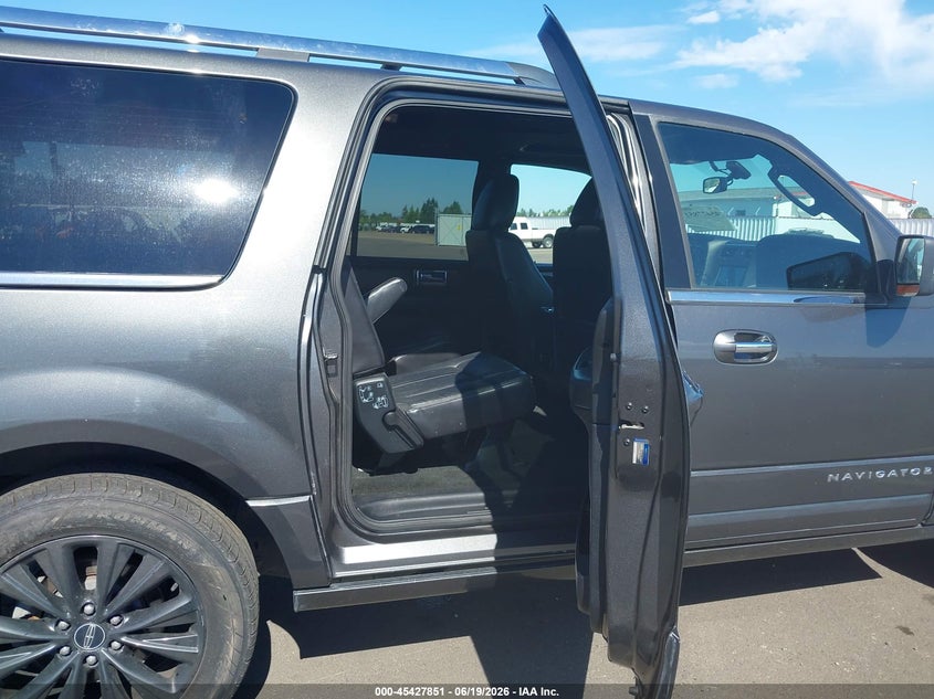 2016 LINCOLN NAVIGATOR L auction photo 8
