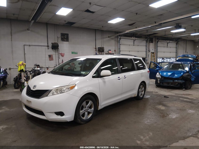 2014 TOYOTA SIENNA auction photo 2