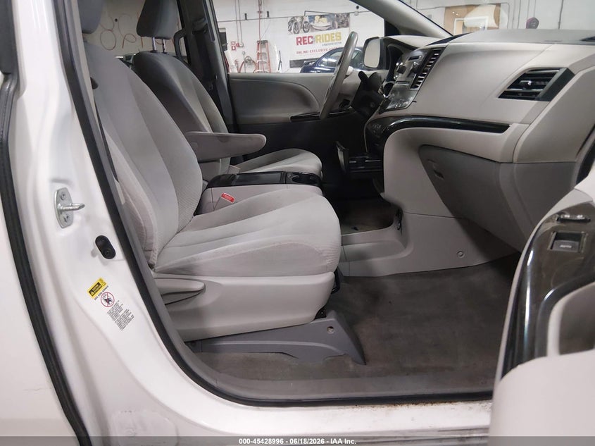 2014 TOYOTA SIENNA auction photo 5