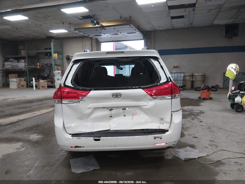 2014 TOYOTA SIENNA auction photo 6