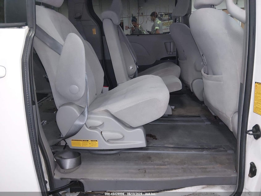 2014 TOYOTA SIENNA auction photo 8