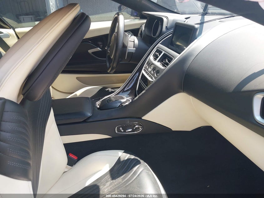 2020 ASTON MARTIN DB11 auction photo 5