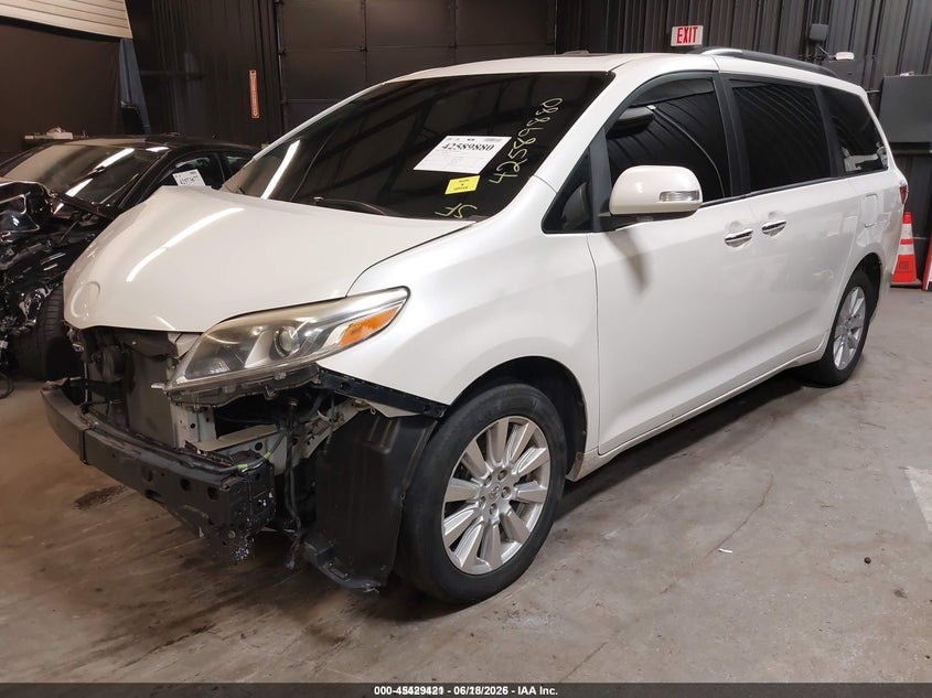 2017 Toyota Sienna, Right Front, IAAI, VIN 5TDDZ3DC4HS147699 — photo 2