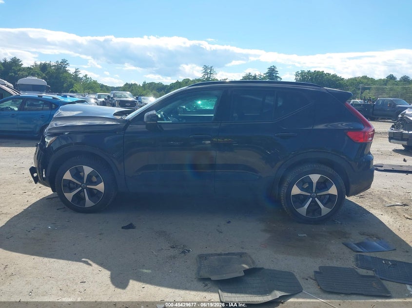 2025 Volvo Xc40 B5 Plus Dark Theme VIN: YV4L12UC9S2476603 Lot: 45429677