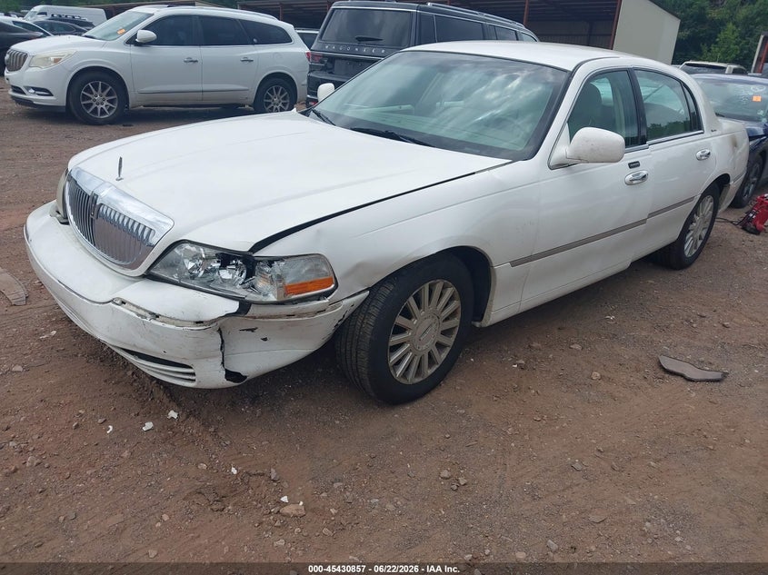 2004 LINCOLN TOWN CAR auction photo 2
