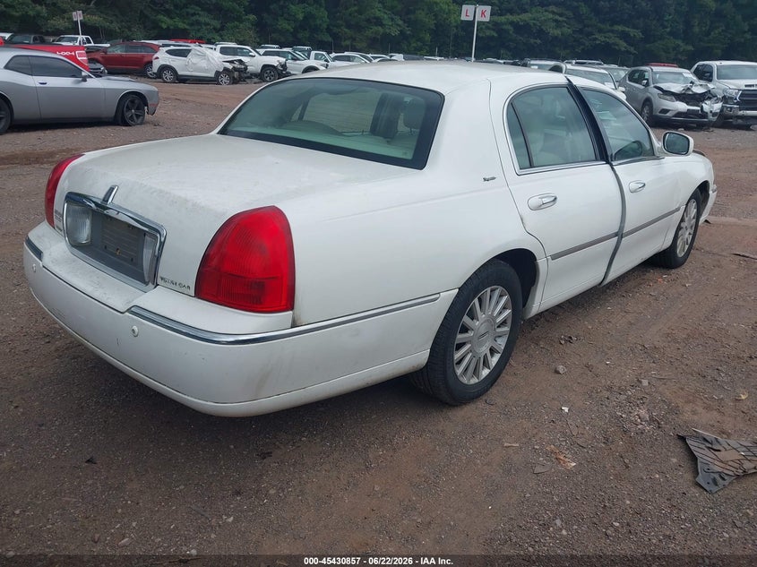 2004 LINCOLN TOWN CAR auction photo 4