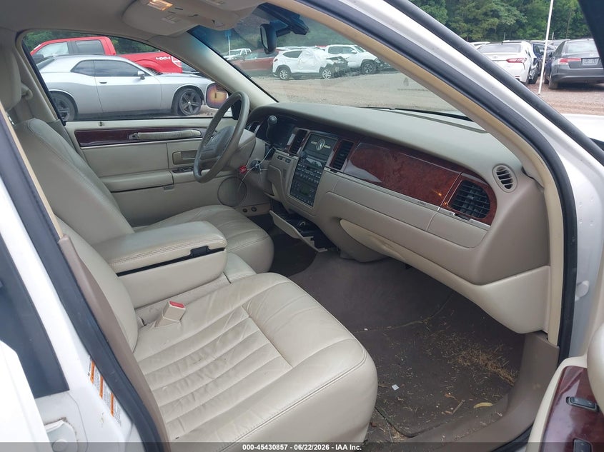 2004 LINCOLN TOWN CAR auction photo 5
