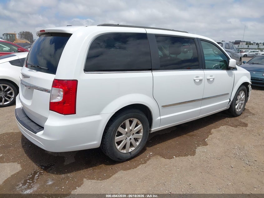 2014 CHRYSLER TOWN & COUNTRY auction photo 4