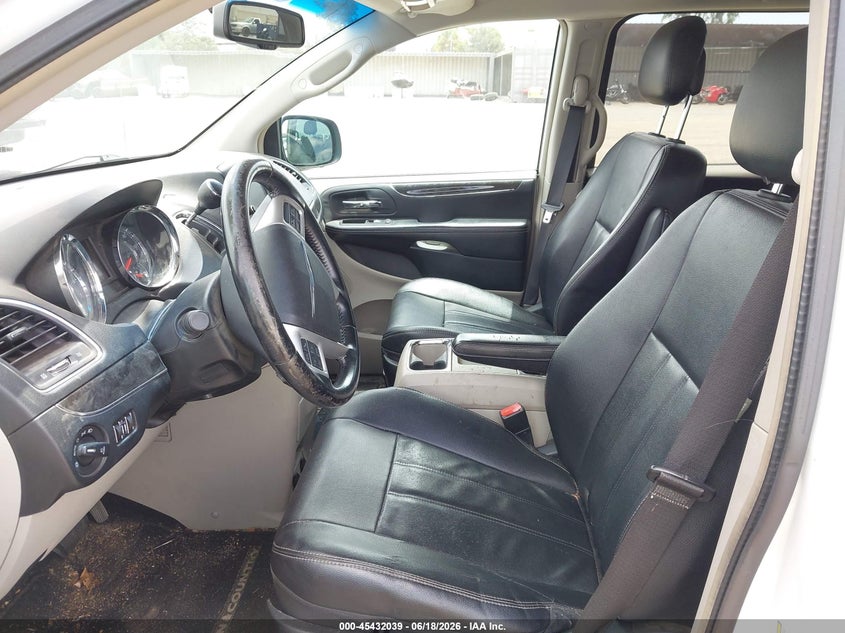 2014 CHRYSLER TOWN & COUNTRY auction photo 5
