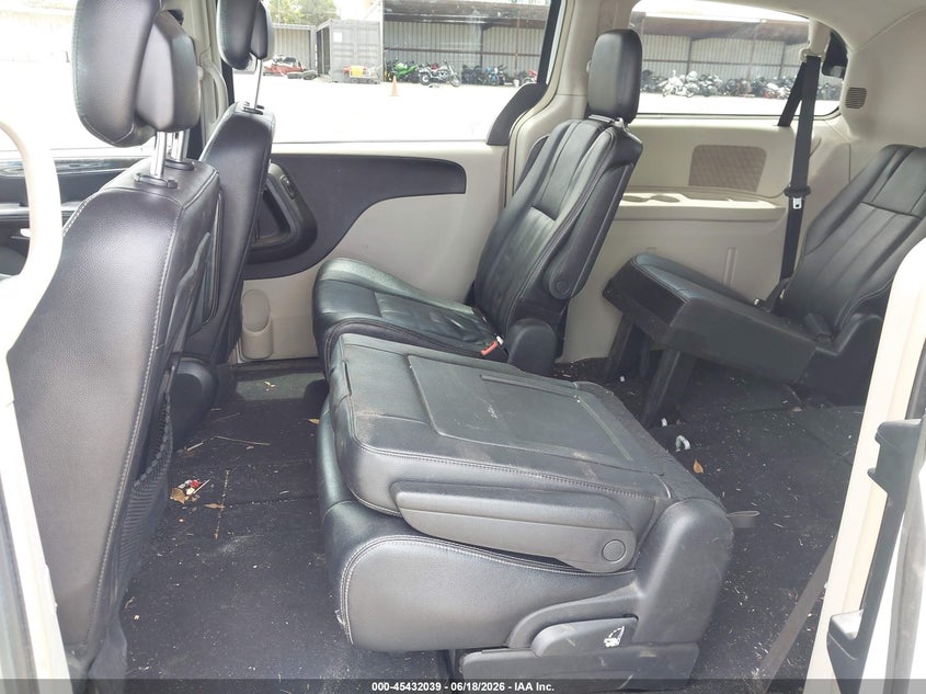 2014 CHRYSLER TOWN & COUNTRY auction photo 8