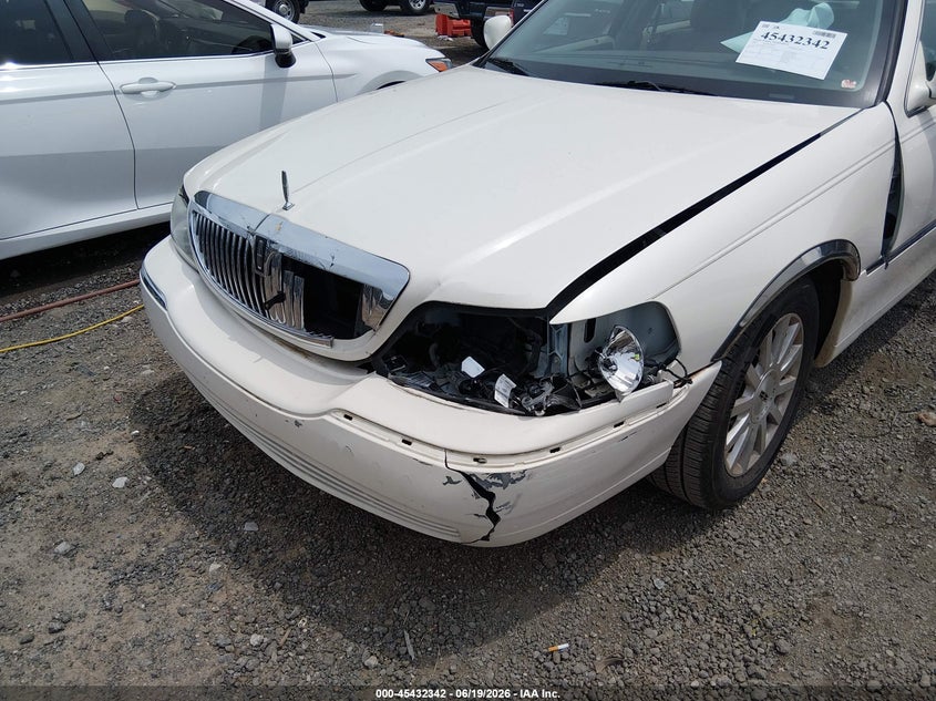 2007 Lincoln Town Car Signature VIN: 1LNHM81W27Y634121 Lot: 45432342