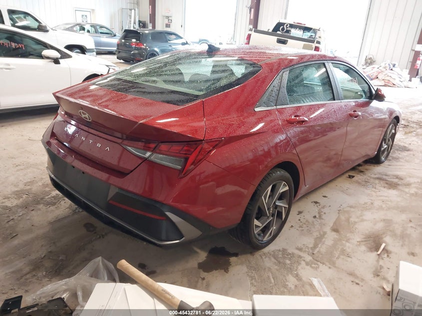 2024 HYUNDAI ELANTRA auction photo 4