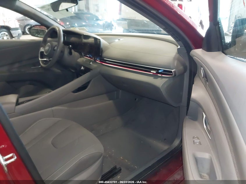 2024 HYUNDAI ELANTRA auction photo 5