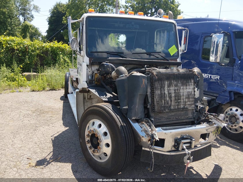 1998 FREIGHTLINER MEDIUM CONVENTIONAL auction photo 1