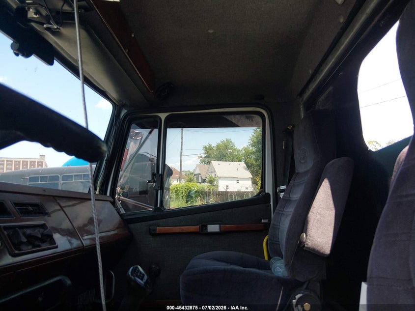 1998 FREIGHTLINER MEDIUM CONVENTIONAL auction photo 7