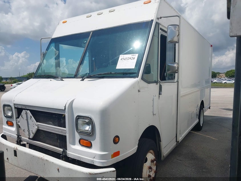 2000 Freightliner Chassis M Line Walk-In Van 4UZA4FA48YCG41533 photo 1